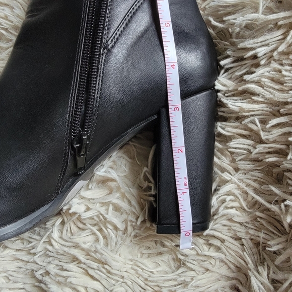 Le Chateau ankle booties - Picture 8 of 8